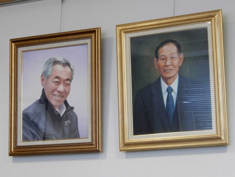 右から2 代目茂原純一氏、創業者茂原宏氏.jpg