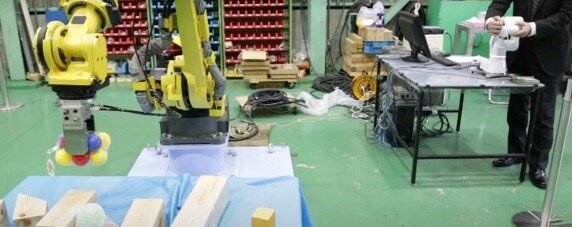 稼働する遠隔操作ロボット（東洋理機工業提供）.jpg