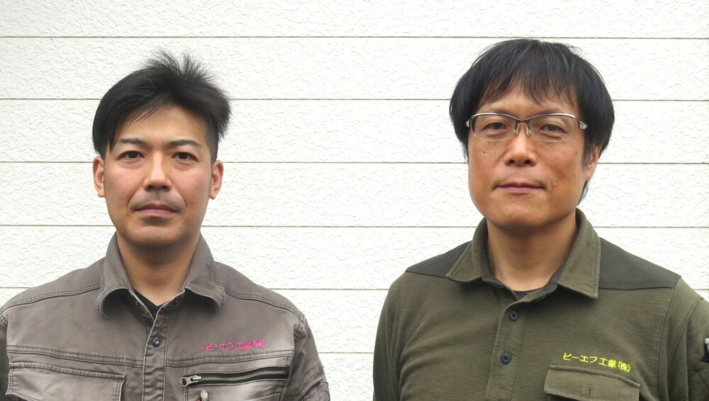 河野工場長（右）と山本係長.JPG