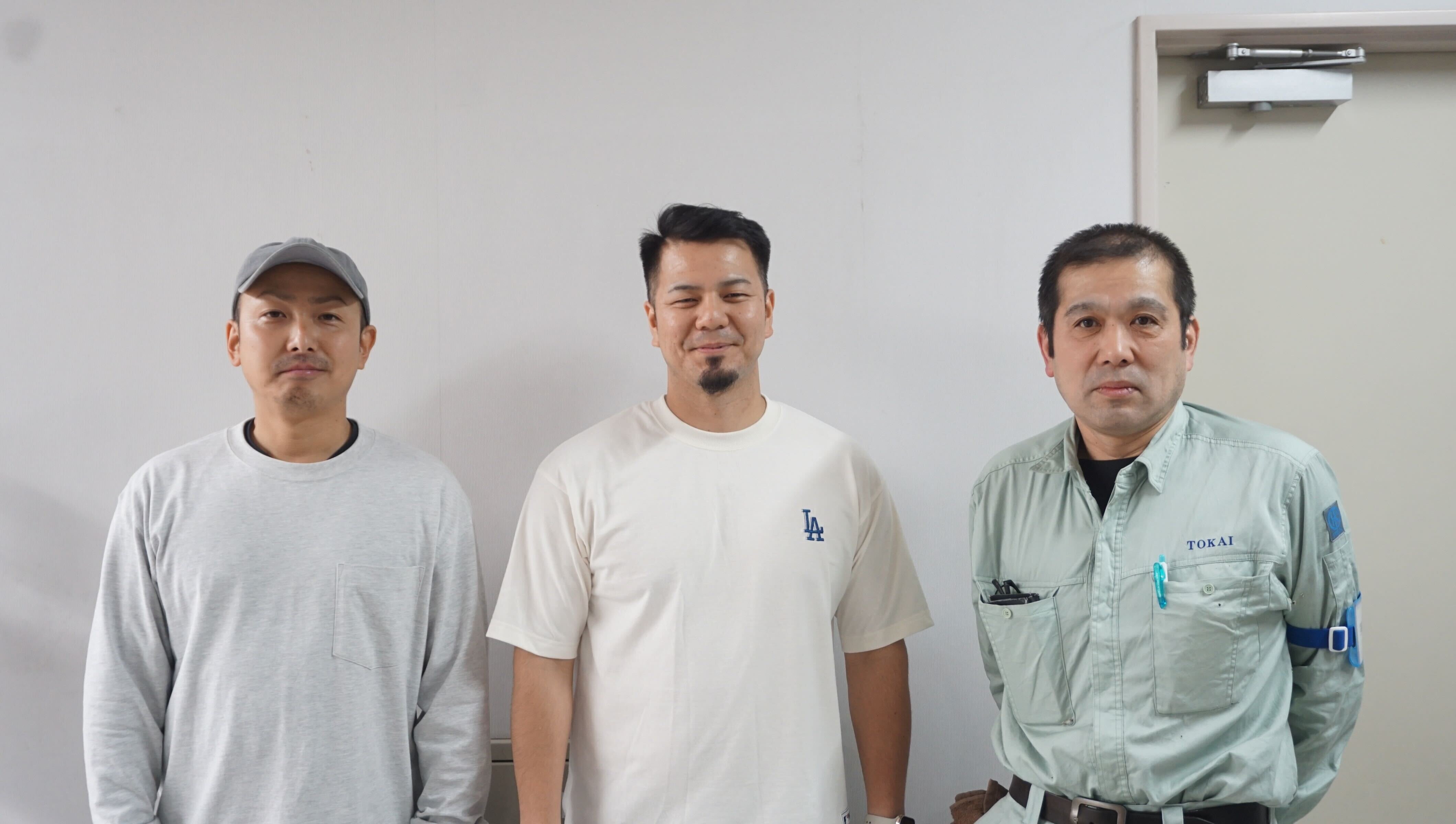 先輩社員と溶接技能を磨いてきたと話す國分氏（写真中央）.jpg